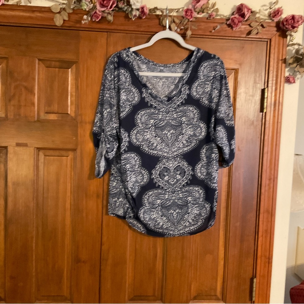 NY & Co. navy top with 3/4 sleeves/ button tabs, XL, like new condition.